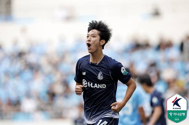 서울 이랜드 강현제가 데뷔전 데뷔골 세리머니를 하고 있다. /사진=한국프로축구연맹 제공