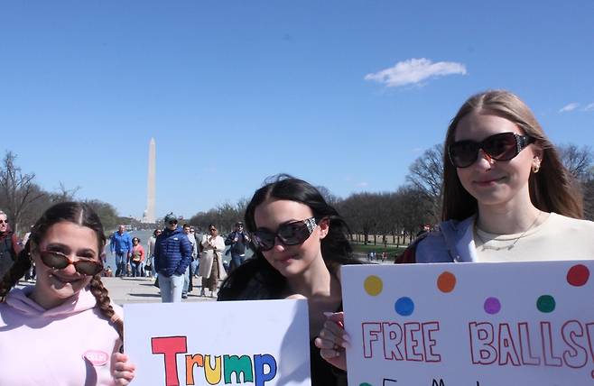 반트럼프 시위에 참가한 워싱턴DC의 고등학생들 (워싱턴=연합뉴스) 백나리 특파원 = 28일(현지시간) 미 워싱턴DC 내셔널몰에서 반트럼프 시위에 참가한 미국인들이 인터뷰하고 있다. 2026.3.28.