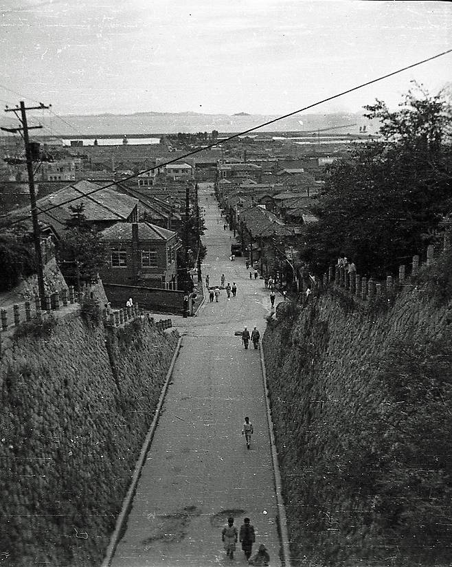 ▲ 홍예문에서 바라본 인천 시가. /사진제공=김식만 치과의원 원장