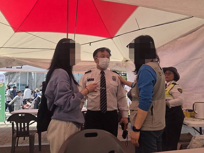 논산경찰서(서장 여상봉) 시민경찰연합대 번개순찰대는 길 잃은 아이부터 치매 어르신까지 ‘시민의 지팡이’ 역할을 수행했다.(사진=장병일 기자)