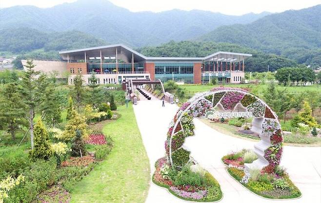 백두대간수목원 입구에서 본 방문자센터. /백두대간수목원 제공