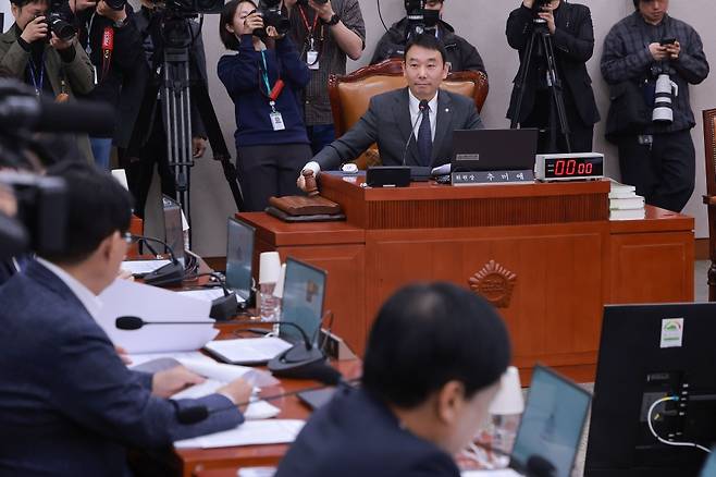 30일 국회에서 열린 법제사법위원회 전체회의에서 위원장 직무대행인 여당 간사 더불어민주당 김용민 의원이 개의를 선언하고 있다. 연합뉴스