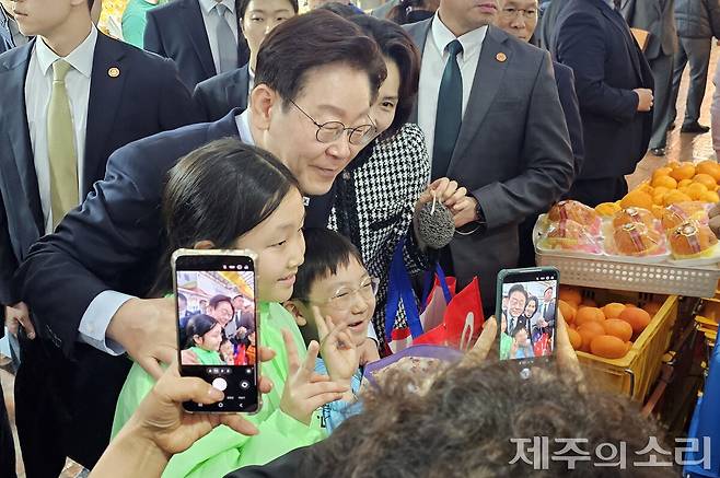 제주 타운홀 미팅 이후 동문시장을 찾은 이재명 대통령. ⓒ제주의소리