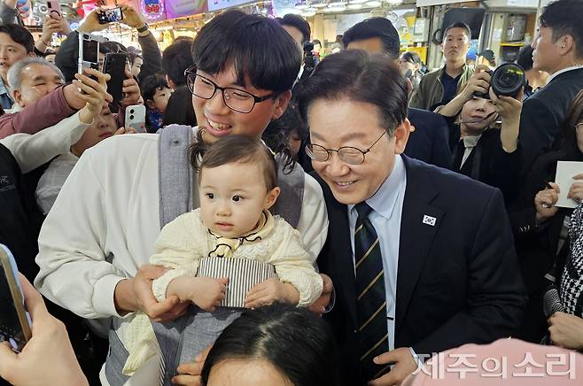 제주 타운홀 미팅 이후 동문시장을 찾은 이재명 대통령. ⓒ제주의소리