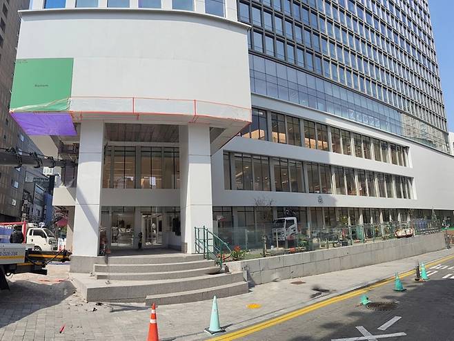 서울 중구 르메르디앙 서울 명동 1~3층에 공사 중인 국내 최대 규모 유니클로 매장. /사진: 문수아기자