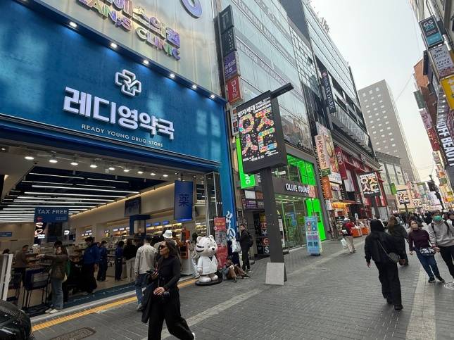 명동 거리 레디영약국과 올리브영 매장 전경/사진=김다이 기자 @neverdie