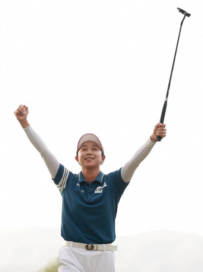 김효주가 30일(한국시간) 미국 애리조나주 피닉스의 휠윈드 골프클럽에서 열린 LPGA 투어 포드 챔피언십 마지막 날 18번홀에서 우승을 확정하는 파 퍼트를 넣은 뒤 두 팔을 번쩍 들어 올리며 기뻐하고 있다. (사진 =AFPBBNews)