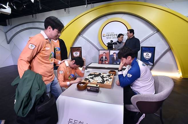 최종국 종료 후 복기하는 동안 한태희 9단(왼쪽)이 침통해하고 있다.(사진 한국기원 제공)