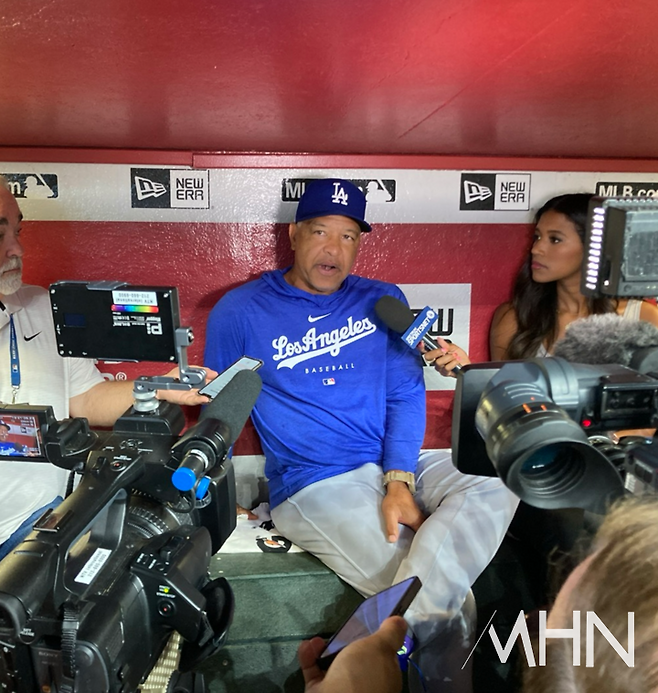 (데이브 로버츠 다저스 감독이 경기 전 더그아웃에서 언론 인터뷰를 진행하고 있다)