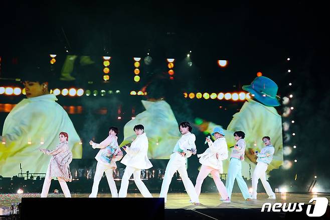 그룹 방탄소년단(BTS)이 28일(현지시간) 미국 로스앤젤레스 소파이 스타디움에서 열린 'BTS 퍼미션 투 댄스 온 스테이지 - LA'(BTS PERMISSION TO DANCE ON STAGE - LA) 공연에서 멋진 무대를 선보이고 있다. (빅히트뮤직 제공)2021.11.29 ⓒ 뉴스1