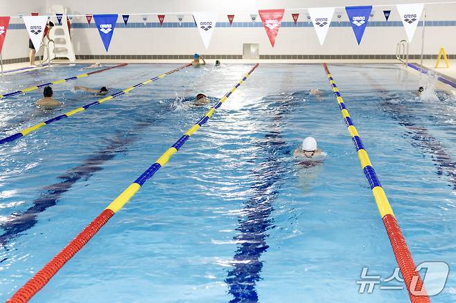 영등포구 신길 책마루 문화센터 수영장을 이용 중인 모습.(영등포구 제공)