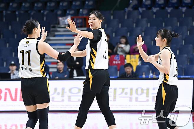 30일 부산 사직체육관에서 열린 2025-2026 여자프로농구(WKBL) 부산 BNK 썸과 청주 KB 스타즈의경기, KB 박지수, 강이슬, 허예은이 하이파이브하고 있다. 이날 열린 정규리그 마지막 경기에서 KB는 BNK를 상대로 94대 69 승리를 거두며 정규리그 1위를 확정지었다. (WKBL 제공. 재판매 및 DB금지) 2026.3.30 ⓒ 뉴스1
