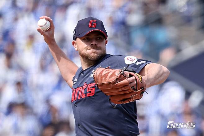 롯데 비슬리가 29일 대구삼성라이온즈파크에서 열린 2026 KBO리그 정규시즌 삼성전에 선발 등판해 힘차게 공을 던지고 있다. 사진 | 롯데 자이언츠