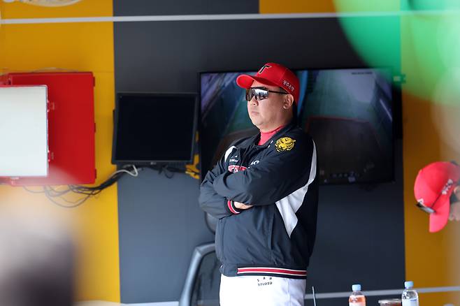 KIA 이범호 감독이 28일 인천SSG랜더스필드에서 열린 2026 KBO리그 정규시즌 개막전 SSG와 경기에서 선수들 플레이를 지켜보고 있다. 사진 | KIA 타이거즈