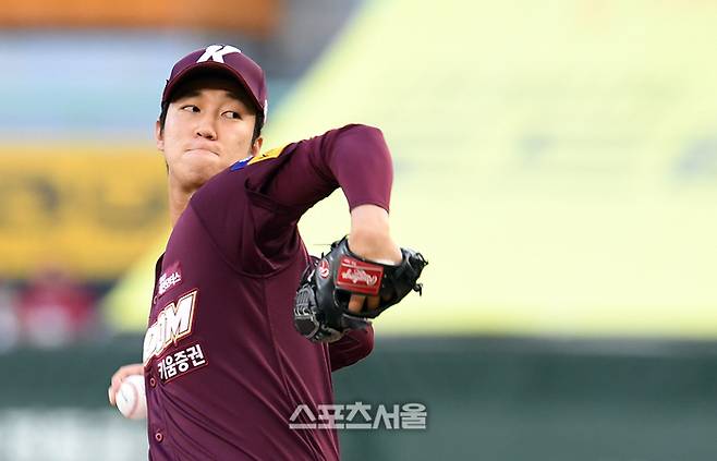 키움 안우진이 투구에 임하고 있다. 사진 | 박진업 기자 upandup@sportsseoul.com