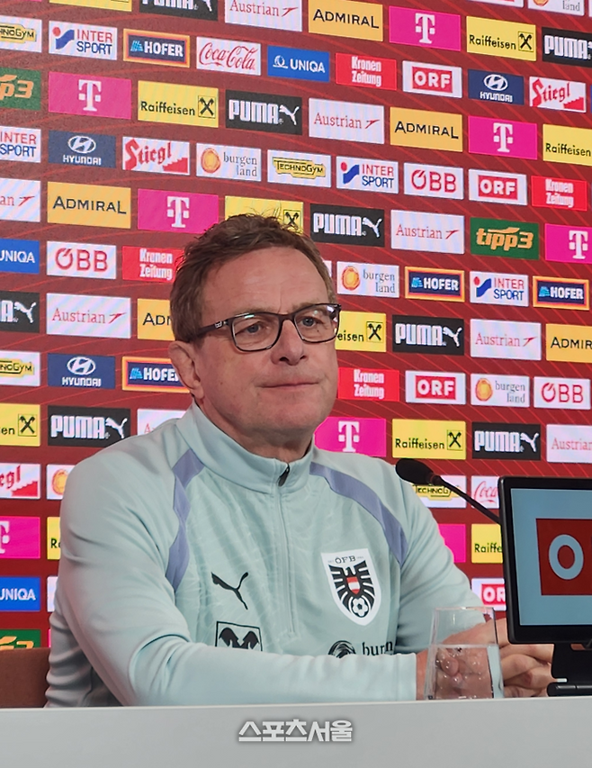 랄프 랑닉 오스트리아 축구대표팀 감독이 30일 오스트리아 빈에 있는 오스트리아축구협회 캠퍼스에서 진행된 한국전 기자회견에서 취재진 질문을 듣고 있다. 사진 | 빈(오스트리아)=김용일 기자