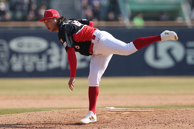 KIA 김범수가 21일 서울 잠실구장에서 열린 2026 KBO리그 시범경기 두산전에서 힘차게 공을 던지고 있다. 사진 | KIA 타이거즈