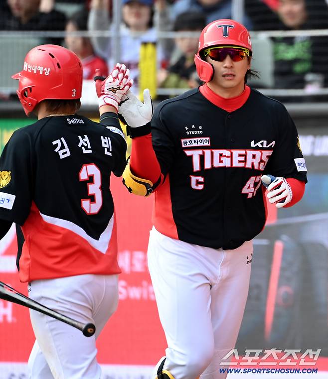 29일 인천SSG랜더스필드에서 열린 KIA와 SSG의 경기. 7회초 2사 1루 KIA 나성범이 우월 2점홈런을 치고 김선빈과 기쁨을 나누고 있다. 인천=허상욱 기자wook@sportschosun.com/2026.03.29/