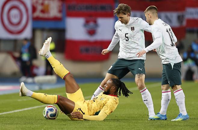 Soccer Football - International Friendly - Austria v Ghana - Ernst Happel Stadion, Vienna, Austria - March 27, 2026 Ghana's Antoine Semenyo in action with Austria's Stefan Posch and Romano Schmid REUTERS/Lisa Leutner
<저작권자(c) 연합뉴스, 무단 전재-재배포, AI 학습 및 활용 금지>