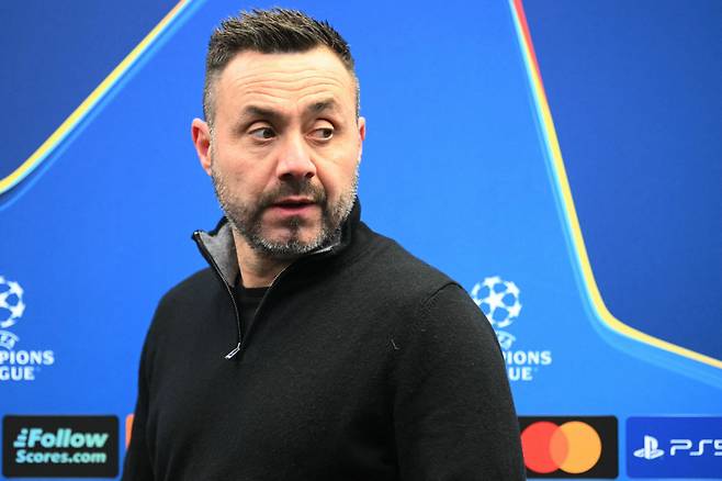 Marseille's Italian head coach Roberto De Zerbi arrives to address a press conference after the UEFA Champions League, league phase day 8, football match between Club Brugge KV and Olympique de Marseille, at the Jan Breydel Stadium in Bruges on January 28, 2026. (Photo by NICOLAS TUCAT / AFP)
<저작권자(c) 연합뉴스, 무단 전재-재배포, AI 학습 및 활용 금지>