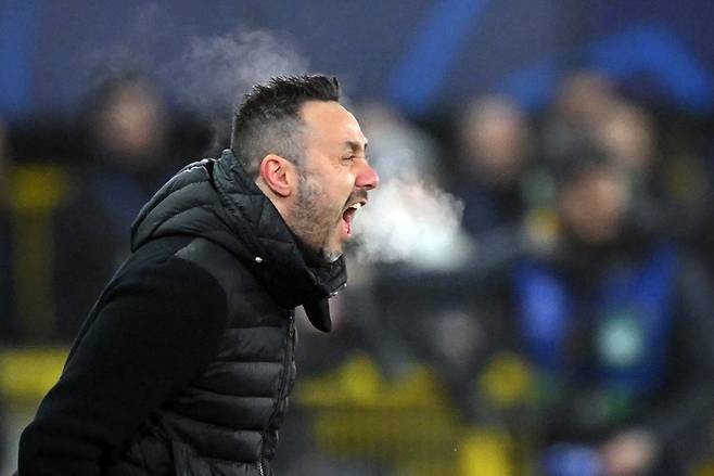 Marseille's Italian head coach Roberto De Zerbi gives instructions to his players during the UEFA Champions League, league phase day 8, football match between Club Brugge KV and Olympique de Marseille, at the Jan Breydel Stadium in Bruges on January 28, 2026. (Photo by NICOLAS TUCAT / AFP)
<저작권자(c) 연합뉴스, 무단 전재-재배포, AI 학습 및 활용 금지>