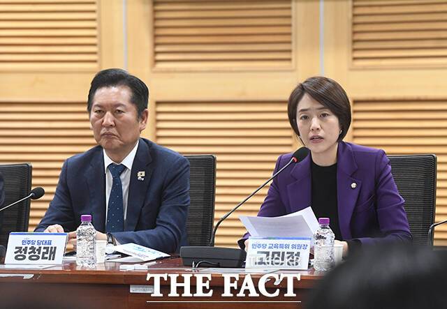 인사말하는 고민정 더불어민주당 교육특별위원회위원장(오른쪽).