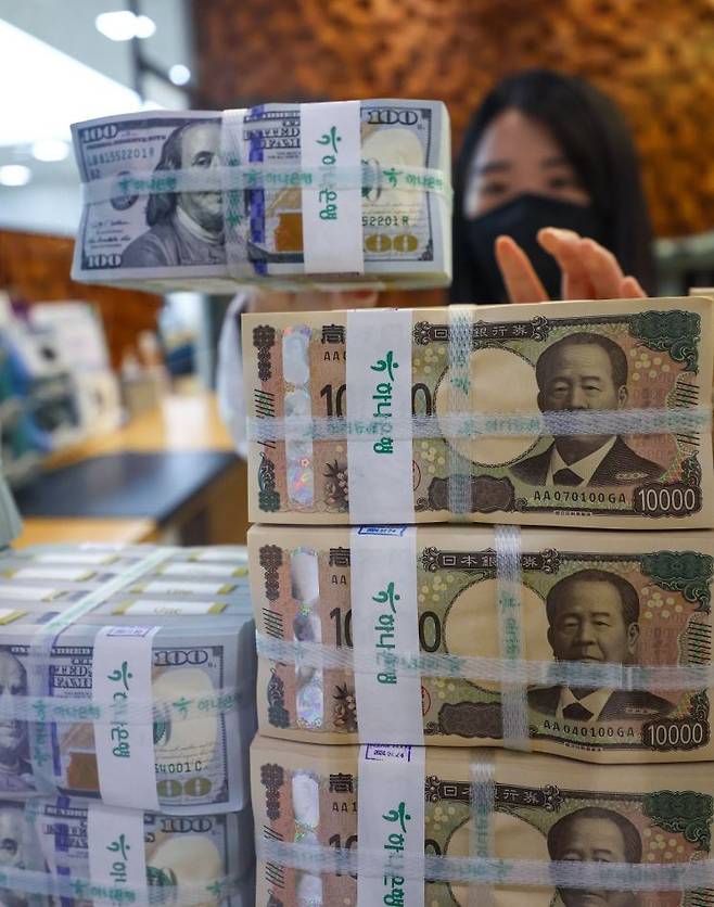 서울 중구 하나은행 위변조대응센터에서 직원이 엔화와 달러화를 정리하는 모습. 연합뉴스