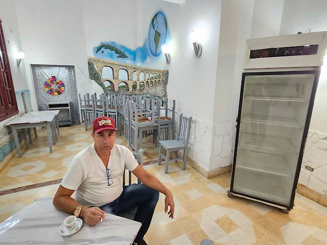 지난 20일 에르난씨가 쿠바의 관광업 붕괴로 폐업한 아바나 자신의 식당을 보여주고 있다. /박국희 특파원