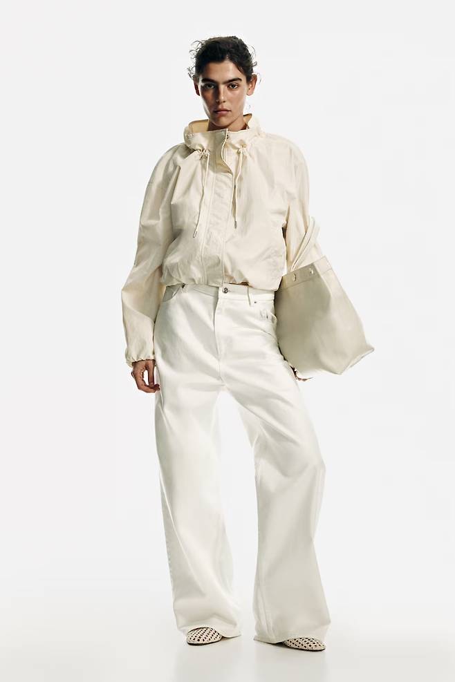 드로스트링이 있는 퍼널 넥의 윈드프루프 재킷. H&M