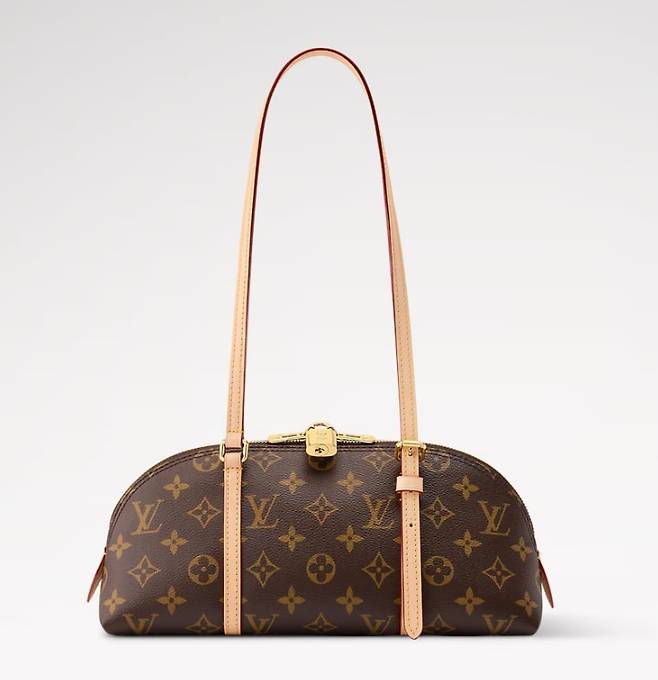 1934년 출시된 아이코닉 알마 백을 재해석한 스콰이어 이스트 웨스트 백. 루이 비통.