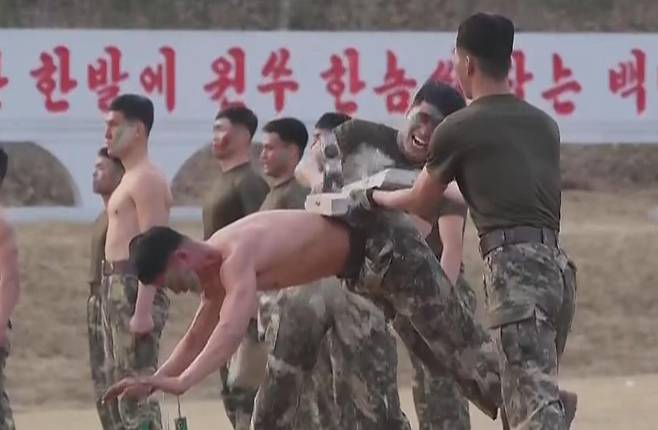 조선중앙TV는 북한 김정은 국무위원장이 조선인민군 총참모부 작전국 직속 특수작전 훈련기지를 방문해 각급 특수작전구분대들의 훈련실태를 파악했다고 30일 보도했다. 사진=조선중앙TV 캡처