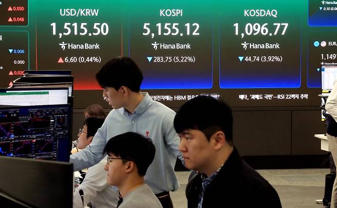 30일 서울 중구 하나은행 딜링룸 전광판에 증시 시황이 표시되고 있다. 이날 코스피는 전 거래일 대비 4.73% 내린 5181.80에 출발했다. /사진=뉴스1