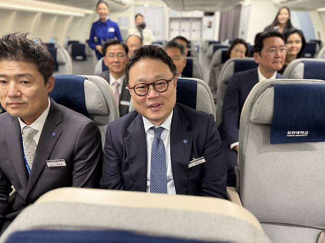 지난 27일 경기도 부천시 유한대학교 캠퍼스 내 파라타항공 항공훈련센터에서 윤철민 파라타항공 대표(첫줄 오른쪽)가 기내 훈련장에서 체험하고 있다. 사진=강구귀 기자