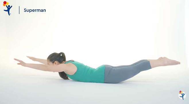 슈퍼맨 자세 같은 다열근 강화 운동을 하면 척추 건강에 도움이 된다. /유튜브 'Children's Hospital Colorado' 캡처