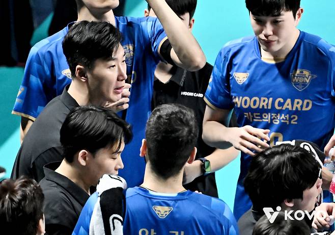 박철우 대행이 29일 플레이오프 2차전 작전 타임 때 선수들에게 지시하고 있다. 사진=KOVO