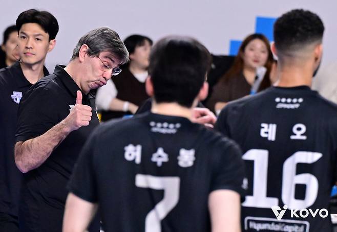 블랑 감독이 지난 27일 플레이오프 1차전에서 허수봉에게 엄지척을 하고 있다.