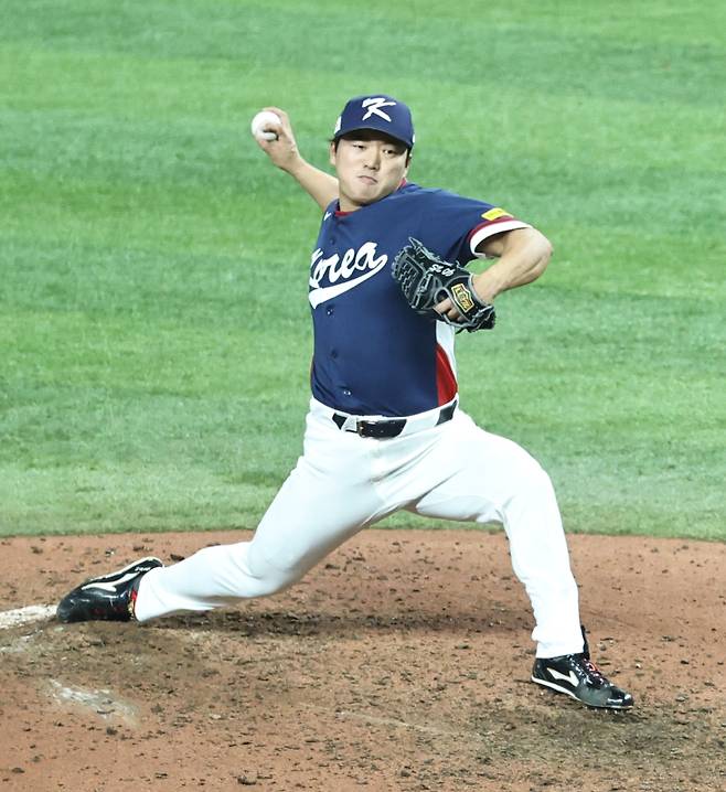 <yonhap photo-3570=""> 역투하는 한국 고우석 (마이애미=연합뉴스) 김인철 기자 = 13일(현지시간) 미국 플로리다주 마이애미 론디포파크에서 열린 월드베이스볼클래식(WBC) 대한민국과 도미니카공화국의 준준결승전 경기. 6회말 교체된 한국 고우석이 역투하고 있다. <저작권자 ⓒ 1980~2026 ㈜연합뉴스. 무단 전재 재배포 금지, AI 학습 및 활용 금지></yonhap>