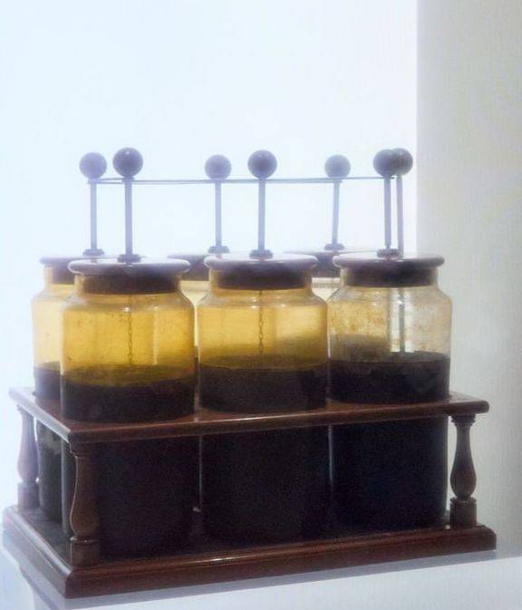 전기를 저장할 수 있는 방법을 고민한 과학자들이 개발한 최초의 전기 저장 장치 라이덴병.