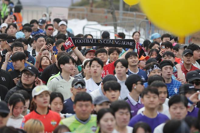 서울 상암동 월드컵공원 평화광장 일대에서 열린 2026 서울 팀 K리그 행사에 참가한 축구 팬들. 사진 프로축구연맹