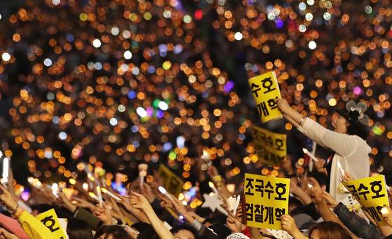 지난 2019년 10월 서울중앙지검 앞에서 열린 법적폐 청산을 위한 검찰개혁 촛불문화제 모습. 지식인들은 '조국 수호·검찰개혁'을 외치는 시위대 앞에서 침묵하거나 동조했다. 뉴스1