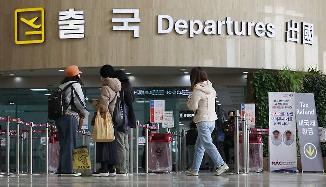 서울 강서구 김포국제공항에서 여행객들이 출국장으로 향하고 있다. 사진=김범준 기자