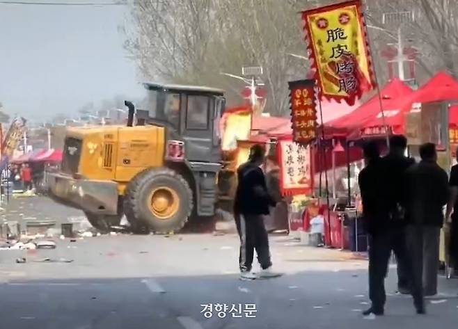 현지시각 29일 중국 베이징 서남부 팡산구 전통시장에 불도저 한 대가 돌진해 가게와 사람을 그대로 밀어 최소 8명이 숨지고 수십 명이 부상당하는 사건이 벌어졌다. / X 갈무리