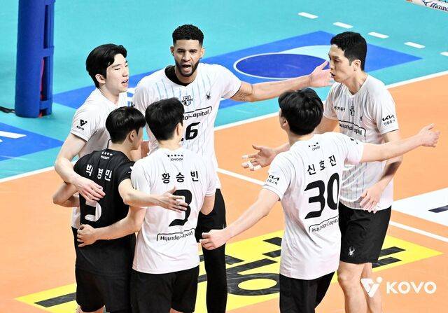 29일 우리카드와의 V리그 플레이오프 2차전에서 승리한 현대캐피탈 선수들이 기뻐하고 있다. 한국배구연맹 제공