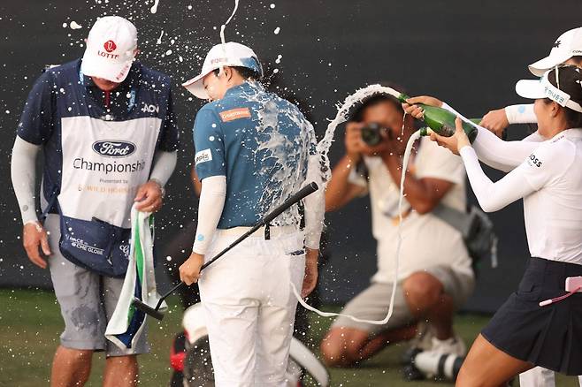 김효주가 리디아 고를 비롯한 동료들로부터 축하 물세례를 받고 있다. AFP연합뉴스