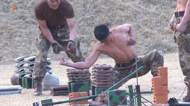 조선중앙TV가 29일 방영한 특수부대원들의 시범 장면.연합뉴스