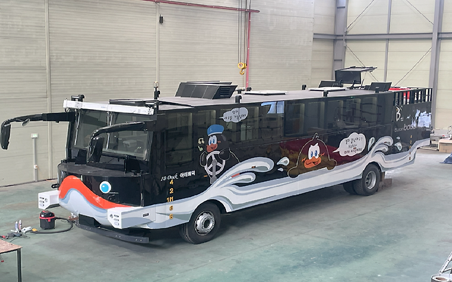 수륙양용버스 외부 도장을 마친 모습. 부산시는 해양 관광 콘텐츠 강화를 위해 수륙양용버스 도입을 추진하고 있다. /부산시 제공