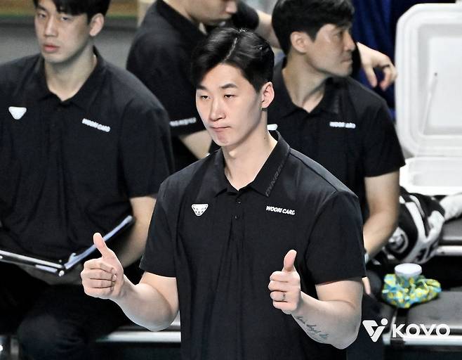 박철우 우리카드 감독대행이 29일 서울 장충체육관에서 열린 2025-2026 남자부 V리그 플레이오프 2차전에서 선수들을 격려하고 있다. 한국배구연맹 제공