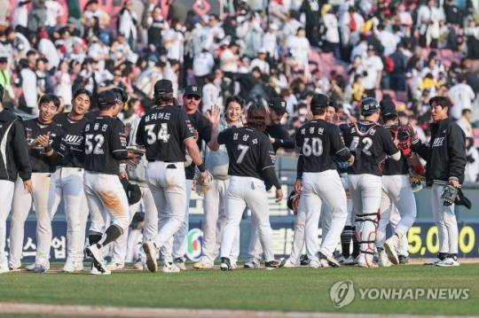 승리 자축하는 kt 선수들 / 사진=연합뉴스