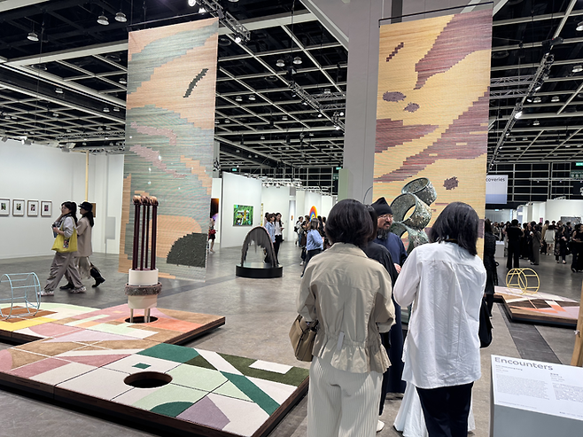 25일 아트바젤 홍콩이 열린 홍콩 컨벤션센터에서 고 강서경 작가의 작품이 인카운터스 섹션에서 전시된 모습. <정유정 기자>
