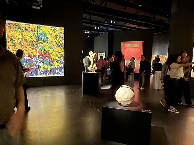26일 소더비 홍콩에서 조안 미첼의 ‘La Grande Vallee VII’와 조선시대 달항아리가 전시된 모습. <정유정 기자>